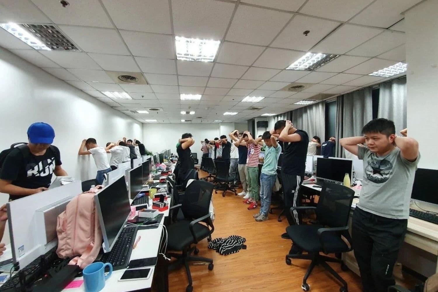 Trabajadores chinos que trabajan ilegalmente en una empresa de juego online sin licencia son arrestados por las autoridades filipinas en un edificio de oficinas en Quezon City, Metro Manila, Filipinas, el 19 de diciembre de 2019. (Oficina de Inmigración/Folletos vía Reuters).