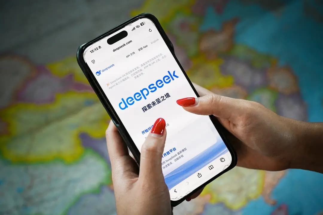 La aplicación DeepSeek en un celular en Beijing el 28 de abril de 2026, en esta ilustración fotográfica. OpenAI ha acusado a la empresa emergente china de utilizar tecnología estadounidense para entrenar sus propios modelos de lenguaje a gran escala, empleando una técnica llamada “destilación”. (Greg Baker/AFP vía Getty Images)