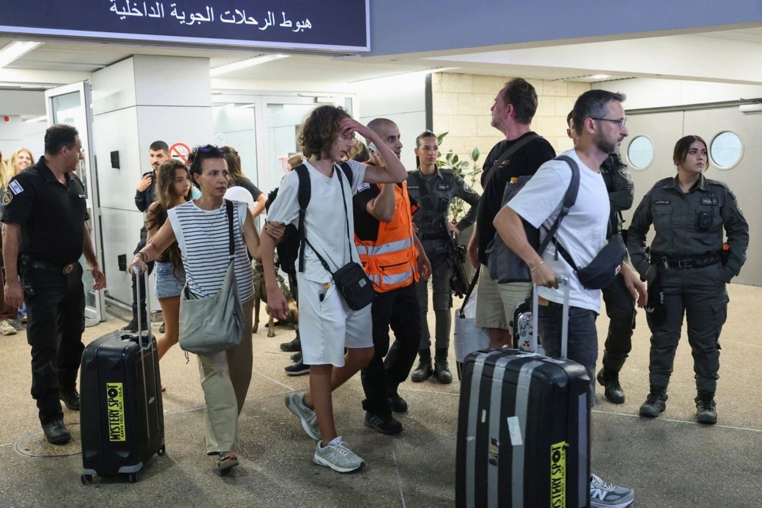 Se ven pasajeros del vuelo FlyDubai, que fue desviado a Arabia Saudí tras una señal de emergencia, tras aterrizar en el aeropuerto Ben Gurion de Lod, en Israel, el 30 de septiembre de 2026. (Jack Guez/AFP vía Getty Images).