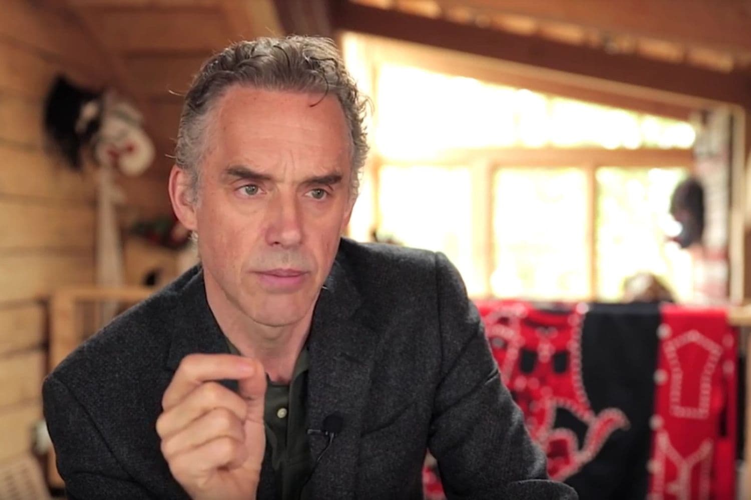 Jordan Peterson, psicólogo clínico canadiense y profesor de psicología en la Universidad de Toronto, explica las raíces comunistas del posmodernismo durante una entrevista el 15 de junio. (The Epoch Times)