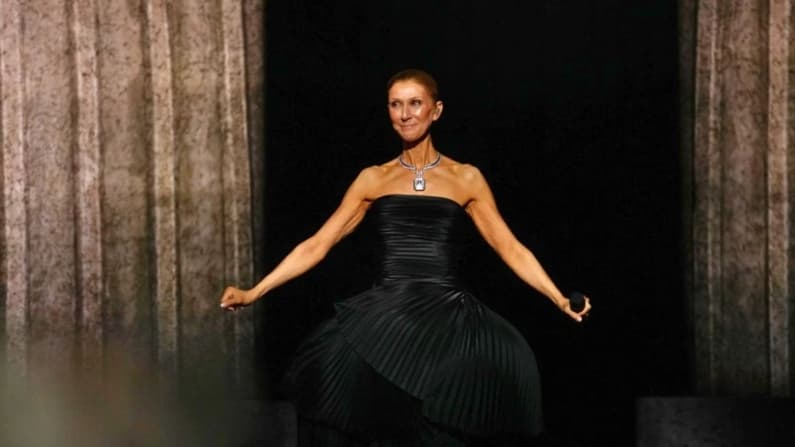 Céline Dion tropieza y se cae en medio de su actuación durante un espectáculo de su residencia en París