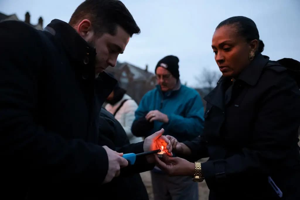 Las personas encienden velas durante una vigilia a la luz de las velas organizada en memoria de las víctimas del accidente aéreo de DCA en el Rivergate City Park de Alexandria, Virginia, el 5 de febrero de 2025. (Kayla Bartkowski/Getty Images).