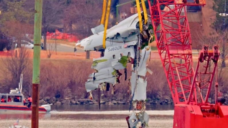 Informe del Ejército atribuye a fallos sistémicos la colisión aérea de 2025 que dejó 67 muertos