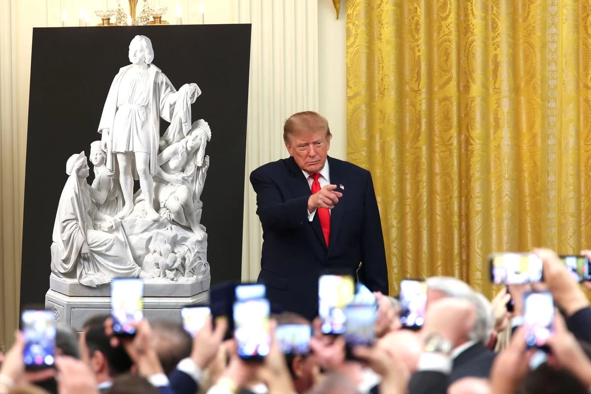 El presidente estadounidense Donald Trump llega a un evento del Día de Colón en el Salón Este de la Casa Blanca en Washington el 9 de octubre de 2026. Estados Unidos celebra el Día de Colón el 12 de octubre. (Kevin Dietsch/Getty Images).