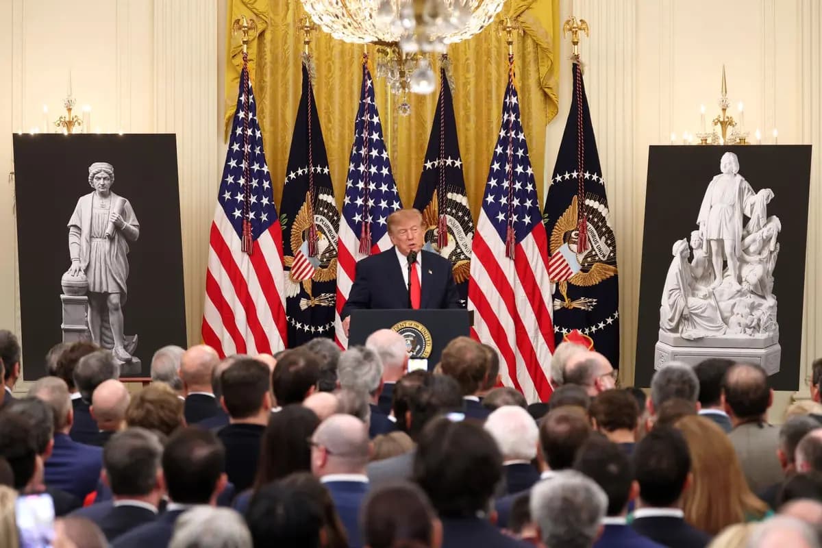 <em>El presidente de Estados Unidos, Donald Trump, pronuncia un discurso durante un evento del Día de Colón en el Salón Este de la Casa Blanca en Washington el 9 de octubre de 2026. Estados Unidos celebra el Día de Colón el 12 de octubre. (Kevin Dietsch/Getty Images).</em>