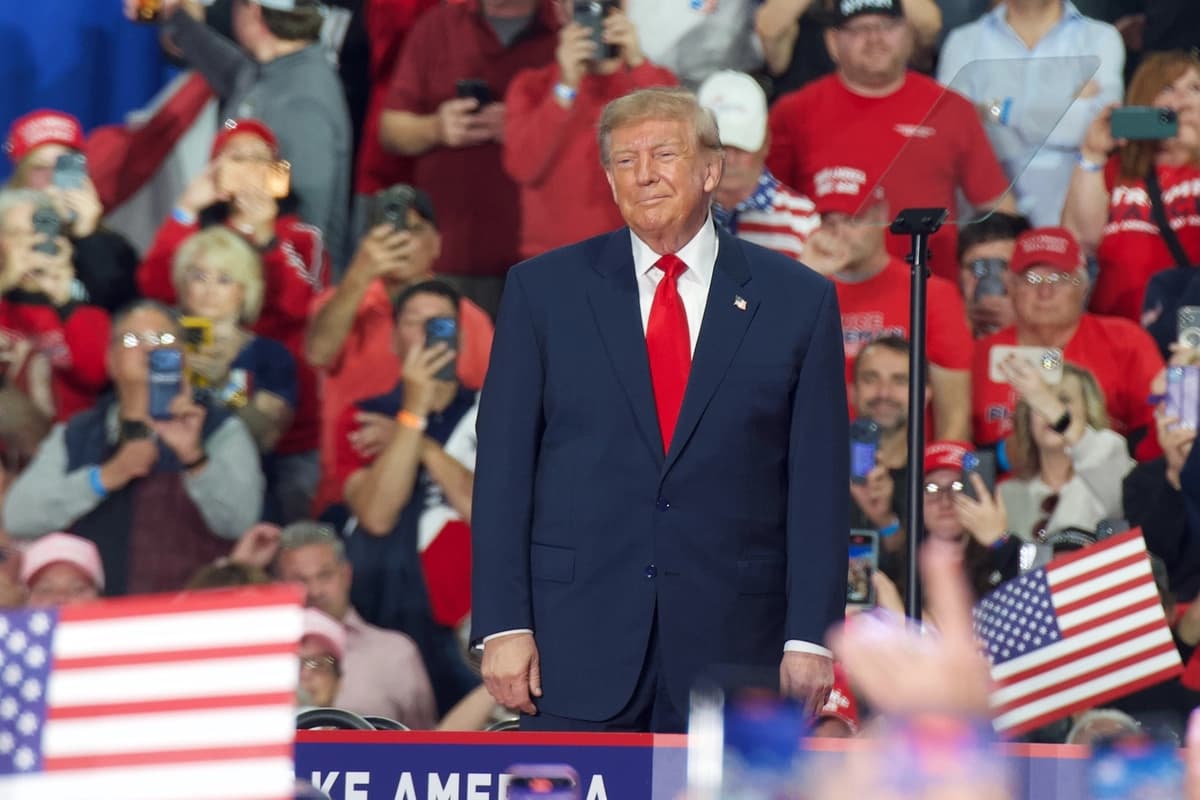 El presidente Donald Trump llega al escenario para hablar en un mitin en el Oncenter en Syracuse, Nueva York, el 9 de octubre de 2026. (Travis Gillmore/The Epoch Times).