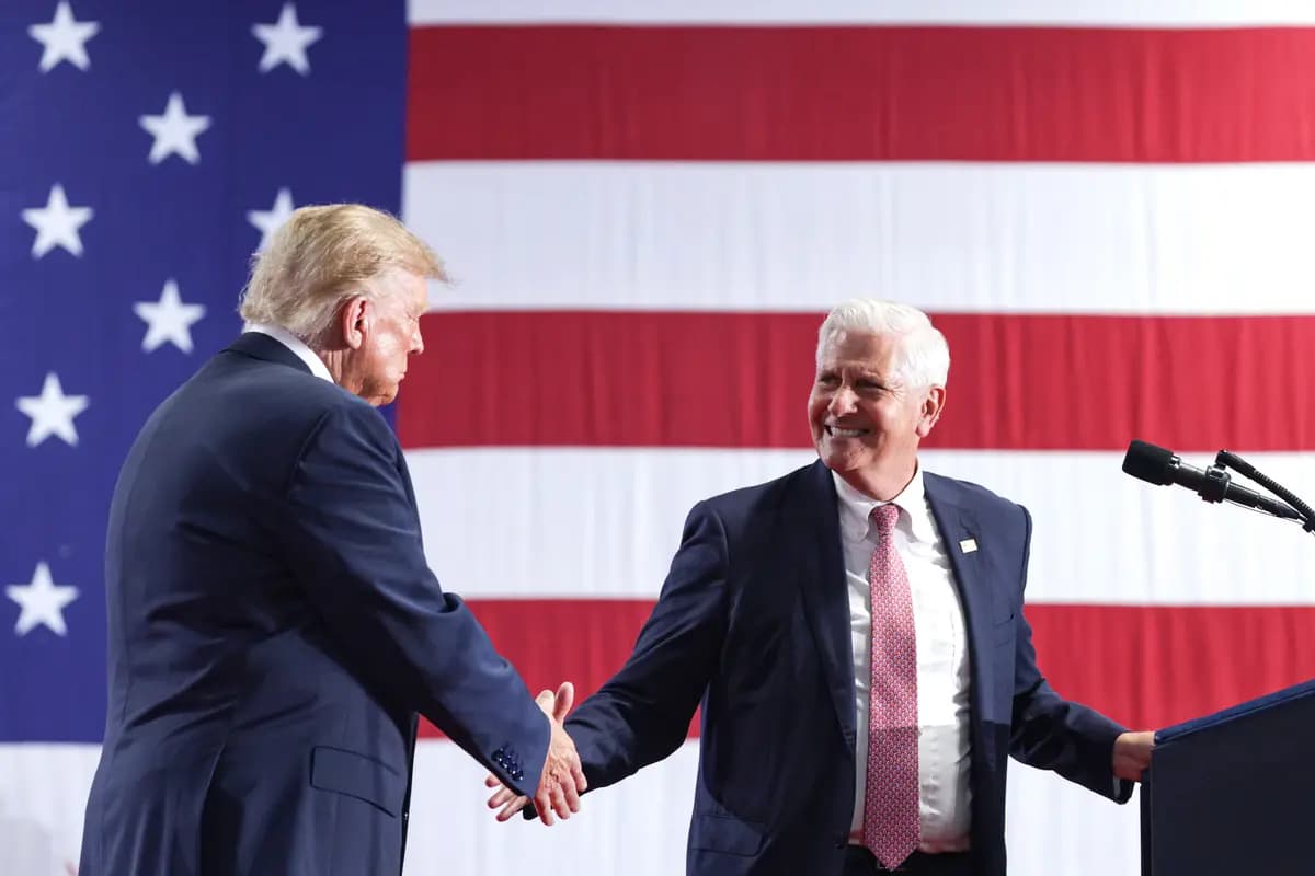 <em>El presidente Donald Trump estrecha la mano del candidato republicano a gobernador de Nueva York, Bruce Blakeman, en el escenario durante un mitin electoral en el Oncenter de Syracuse, Nueva York, el 9 de octubre de 2026. (Alex Wong/Getty Images).</em>