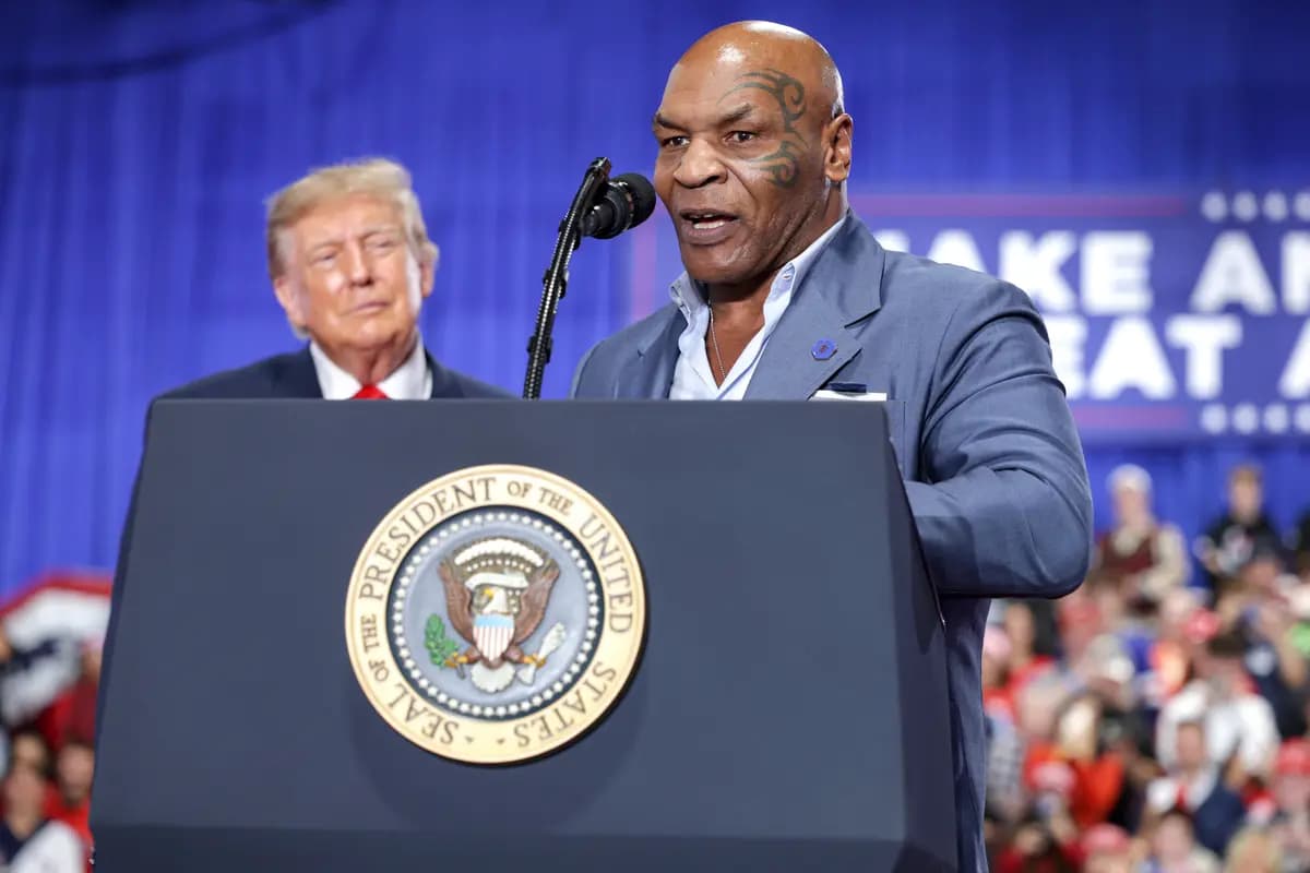 <em>El presidente Donald Trump escucha mientras el exboxeador profesional Mike Tyson (derecha) habla en el escenario durante un mitin electoral en el Oncenter en Syracuse, Nueva York, el 9 de octubre de 2026. (Alex Wong/Getty Images).</em>