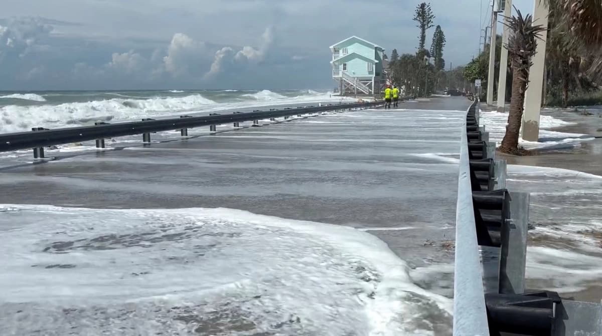 Las olas cubren una carretera antes de la llegada del huracán Isaias, en Englewood, Florida, el 9 de octubre de 2026. (Distrito de Control de Incendios del Área de Englewood vía Facebook/Imagen cedida vía Reuters).