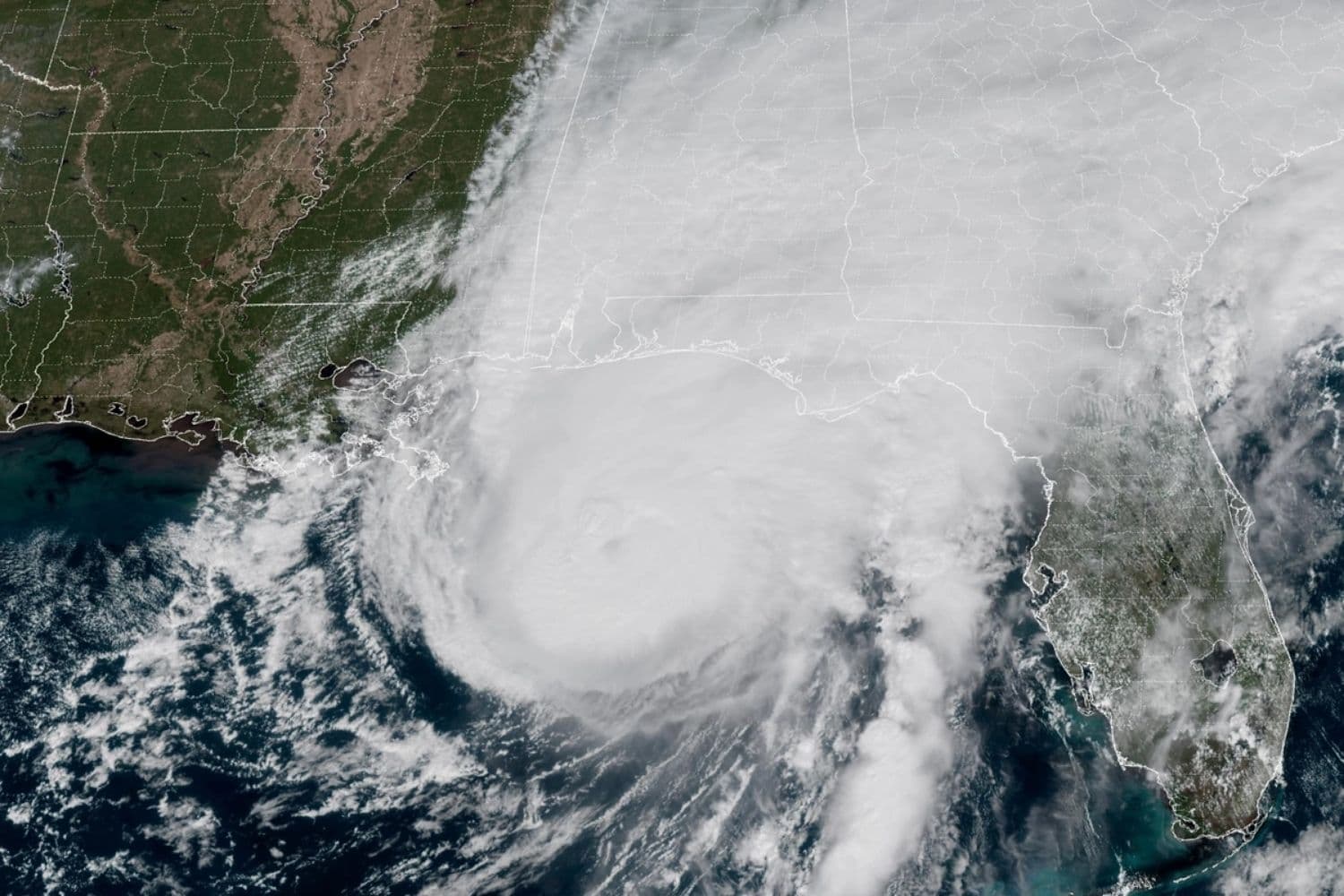 Esta imagen satelital GeoColor del GOES-19, proporcionada por la Administración Nacional Oceánica y Atmosférica (NOAA) y tomada a la 1:06 p. m. EDT del viernes 9 de octubre de 2026, muestra al huracán Isaías acercándose a la costa del Golfo de Alabama y Florida. (NOAA vía AP)
