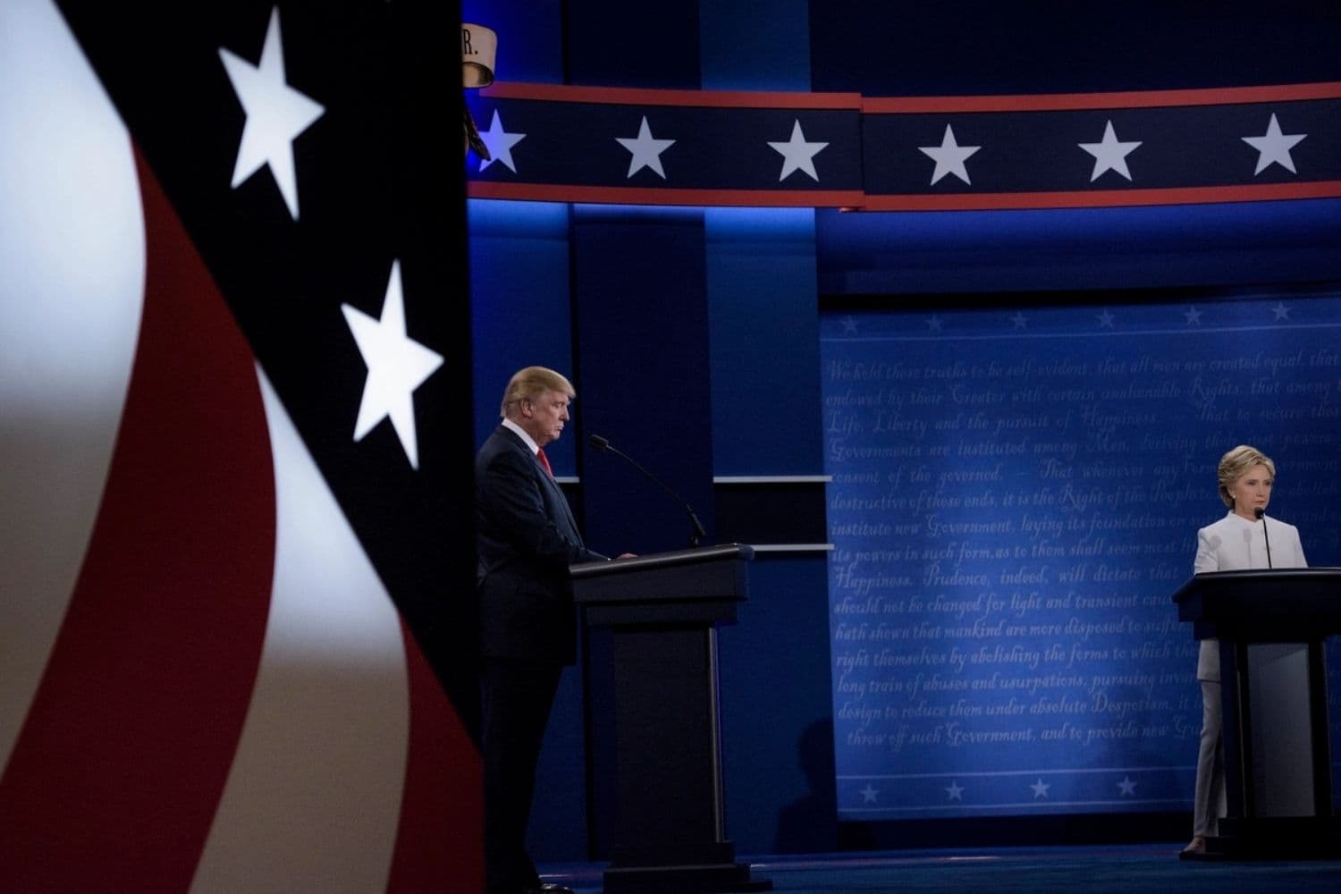 Foto de archivo del entonces candidato presidencial republicano Donald Trump (izquierda) y la candidata presidencial demócrata Hillary Clinton en su debate final en Las Vegas, Nevada, el 19 de octubre de 2016. (Brendan Smialowski/AFP/Getty Images)
