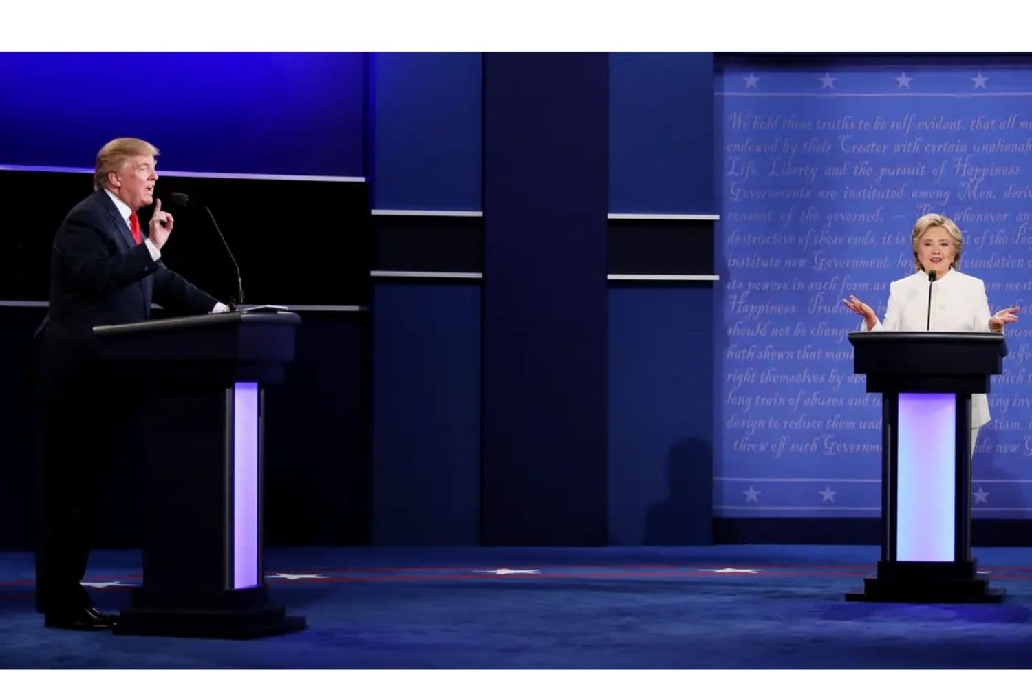 La entonces candidata presidencial demócrata y exsecretaria de Estado Hillary Clinton (derecha) debate con el entonces candidato presidencial republicano Donald Trump durante el tercer debate presidencial de EE. UU. en el Thomas Mack Center de Las Vegas, Nevada, el 19 de octubre de 2016. (Drew Angerer/Getty Images)