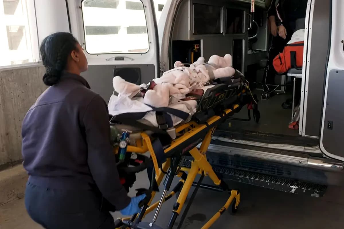 <em>Un equipo de transporte baja a las gemelas siamesas de un vehículo a su llegada a San Luis en marzo de 2025. (Hospital Infantil SSM Health Cardinal Glennon).</em>