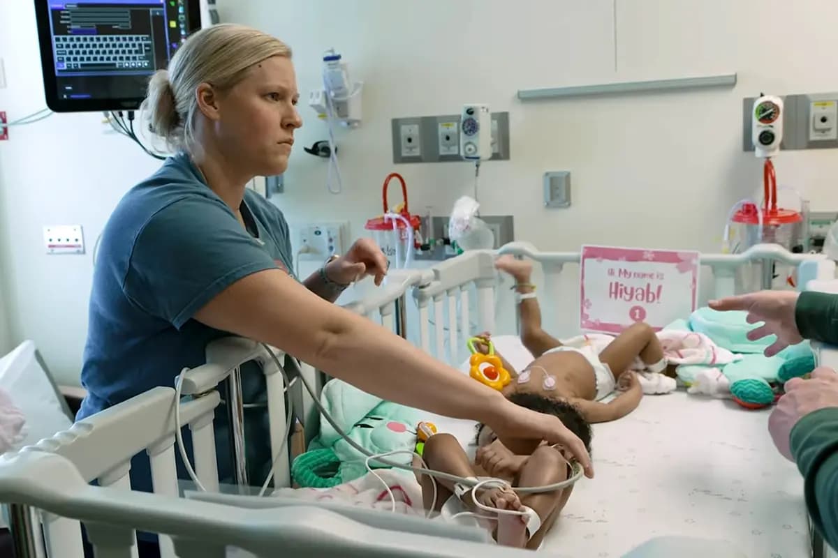 <em>Un profesional médico supervisa a una de las hermanas gemelas siamesas antes de someterse a una cirugía en el Hospital Infantil SSM Health Cardinal Glennon. (Hospital Infantil SSM Health Cardinal Glennon).</em>