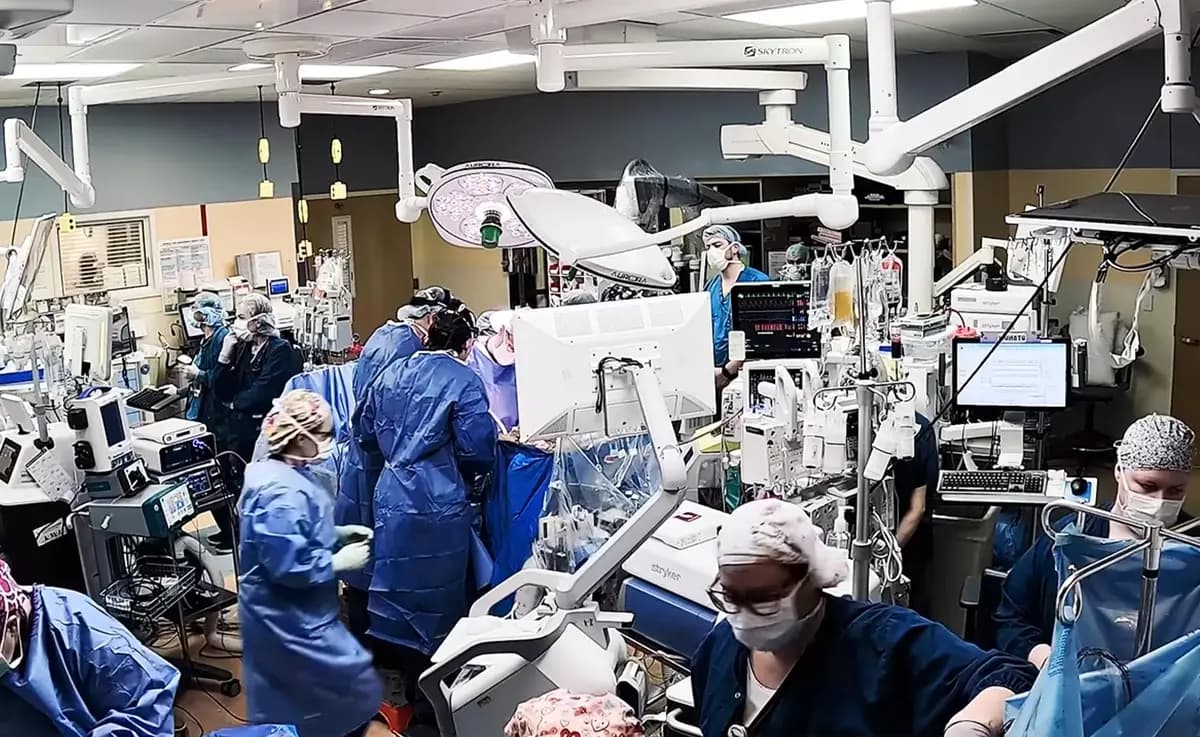 <em>Un equipo multidisciplinario de más de 60 profesionales médicos ocupa el quirófano especialmente acondicionado durante la maratónica intervención de 24 horas. (Hospital Infantil SSM Health Cardinal Glennon).</em>