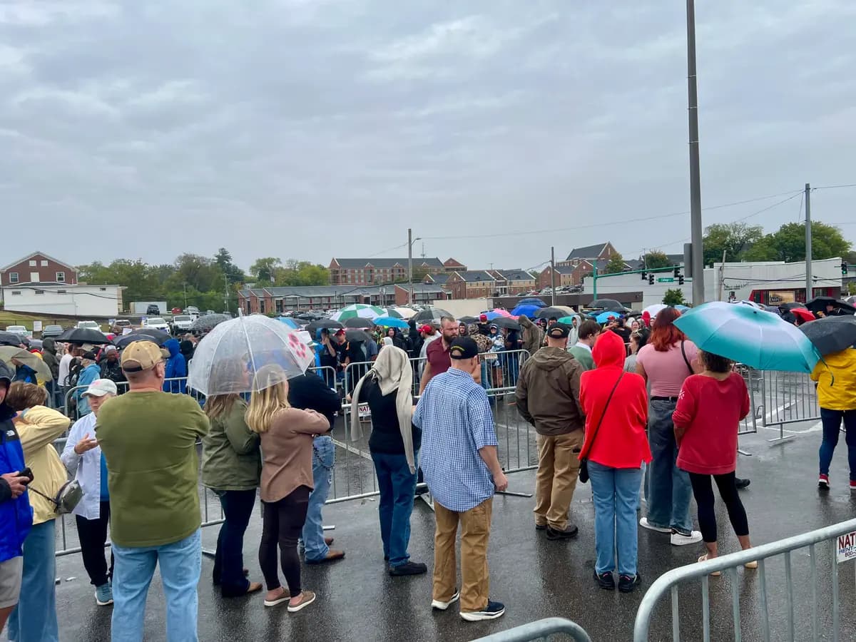 Los seguidores de Trump desafiaron el tiempo lluvioso y ventoso para ver al presidente hablar en el F&M Bank Arena de Clarksville, Tennessee, el 10 de octubre de 2026. (Jacki Thrapp/The Epoch Times)
