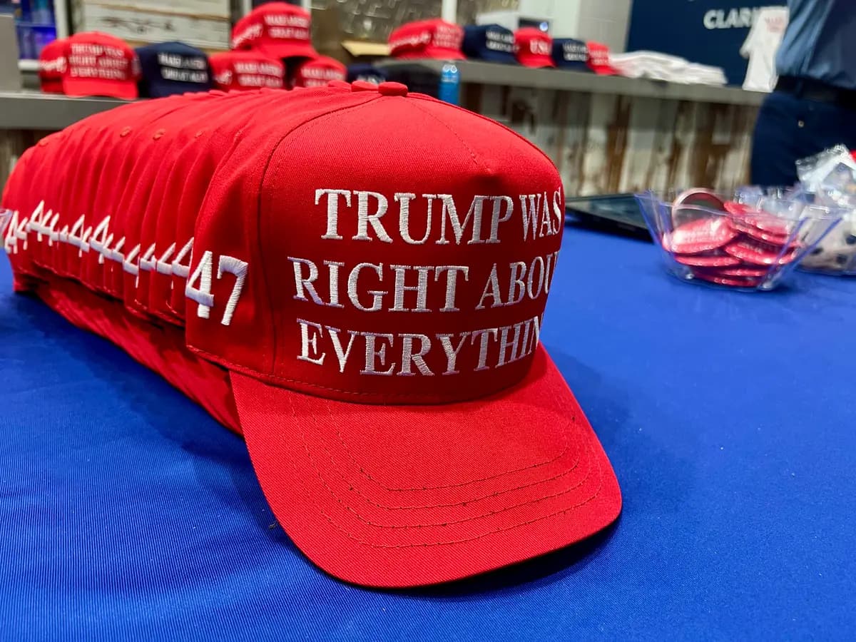 Un puesto de merchandising en un mitin de Trump en el F&M Bank Arena de Clarksville, Tennessee, el 10 de octubre de 2026. (Jacki Thrapp/The Epoch Times)