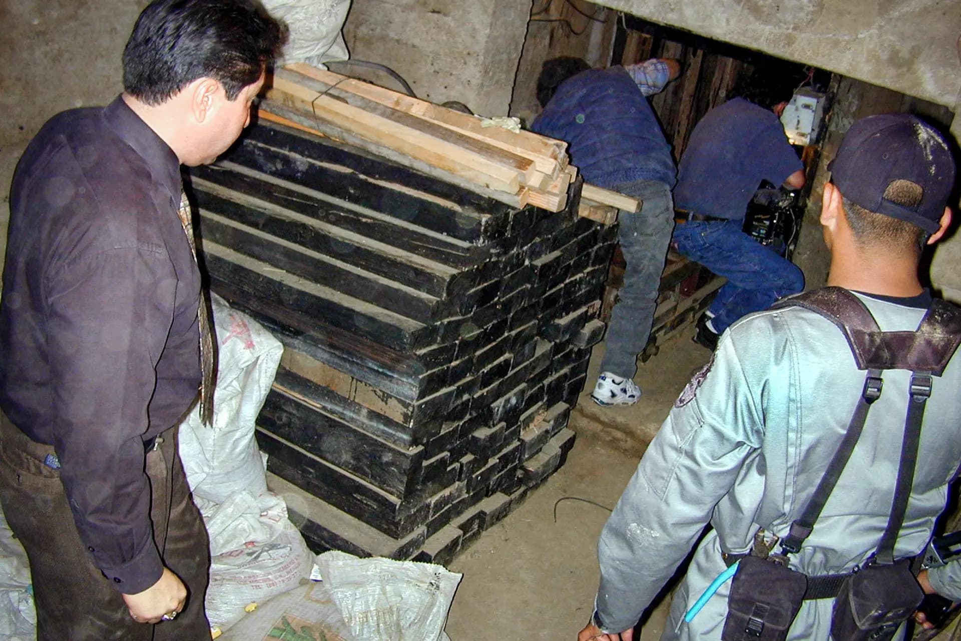 Un túnel en Tecate (México), que cruza la frontera con Estados Unidos y que se utilizaba para transportar drogas, armas y, posiblemente, inmigrantes ilegales hasta una vivienda situada al este de San Diego, el 28 de febrero de 2022. (Felipe Gutiérrez/AFP vía Getty Images)