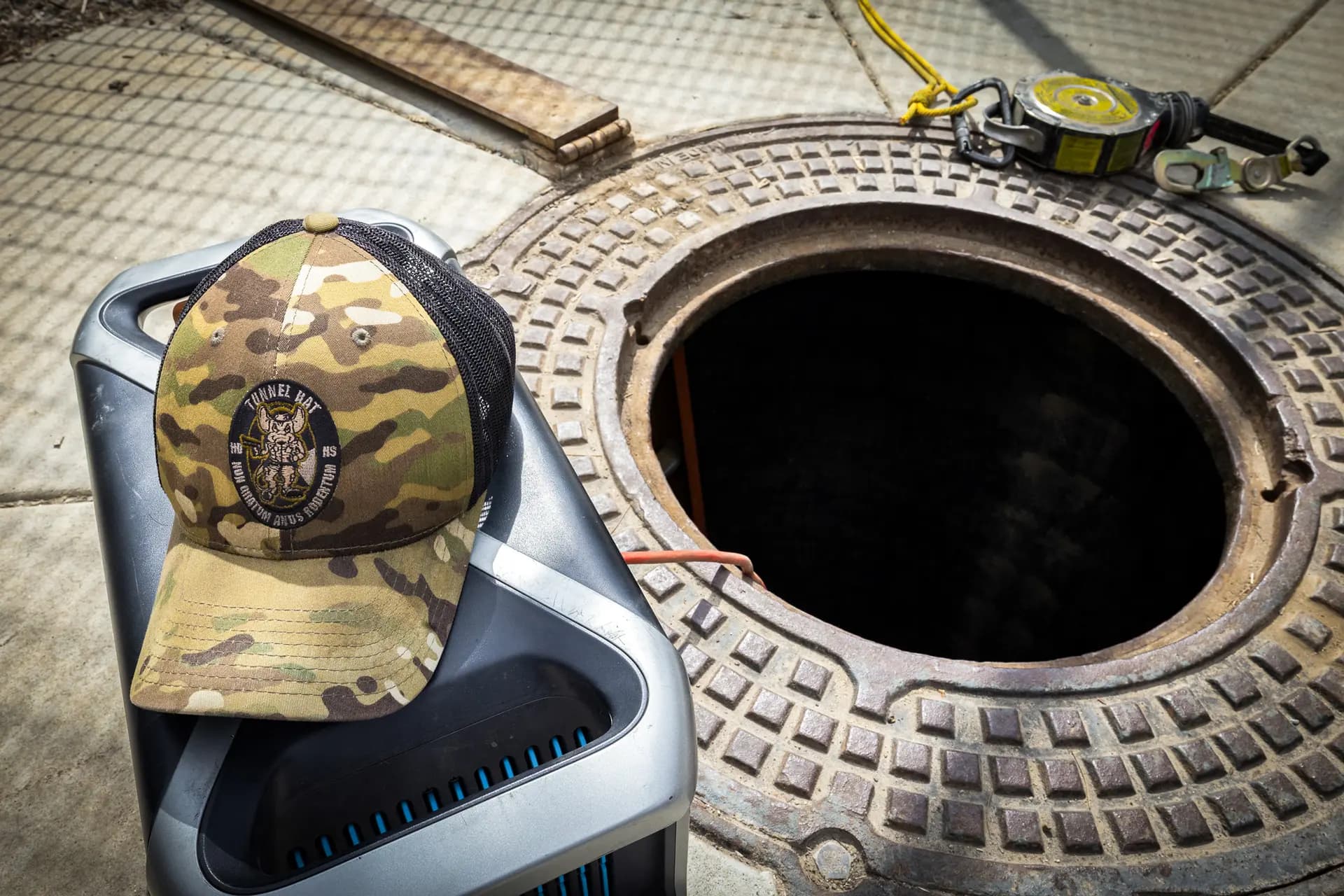 Miembros del Equipo de Túneles del Sector de San Diego trabajan en un túnel que anteriormente utilizaban los cárteles de la droga a las afueras de San Diego, el 17 de septiembre de 2026. (John Fredricks/The Epoch Times)