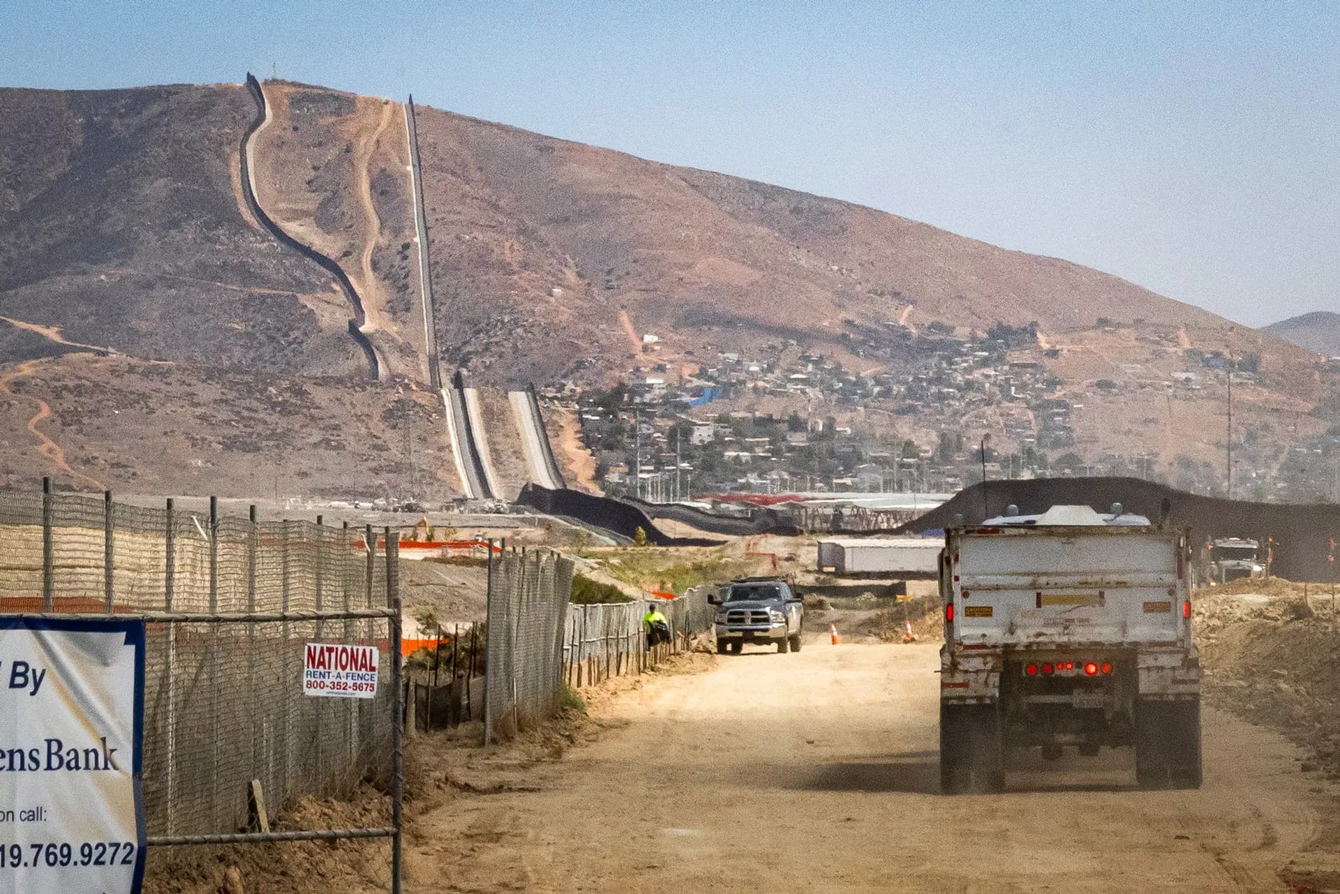 El muro fronterizo de Estados Unidos a las afueras de San Diego el 17 de septiembre de 2026. (John Fredricks/The Epoch Times)