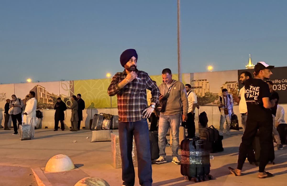 La gente se congrega frente a una estación de metro en la carretera que lleva al Aeropuerto Internacional Rey Khalid, en Riad (Arabia Saudí), el 10 de octubre de 2026. (Foto de AP)