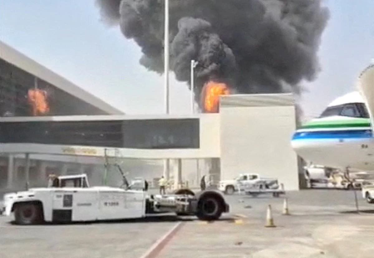 El humo y las llamas se elevan desde el aeropuerto Rey Khalid, después de que los hutíes yemeníes, respaldados por Irán, afirmaran haber atacado el aeropuerto, en Riad, Arabia Saudí, el 8 de octubre de 2026. (Captura de pantalla vía redes sociales/Reuters)