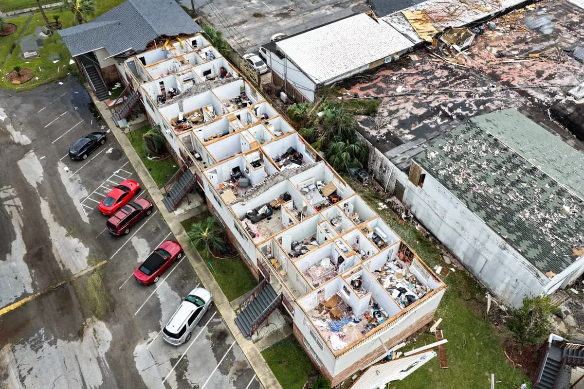 Techos arrancados tras el paso del huracán Isaias por la zona de Milton, Florida, el 10 de octubre de 2026. El huracán Isaias tocó tierra como el primer huracán del Atlántico de la temporada con vientos de categoría dos. (Joe Raedle/Getty Images).