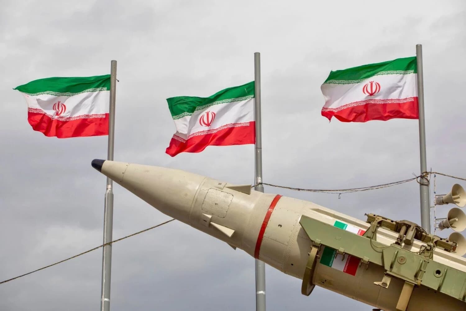 Los misiles producidos por las fuerzas armadas iraníes están expuestos cerca de una fila de banderas iraníes en Teherán, Irán, el 11 de febrero de 2026. (Majid Saeedi/Getty Images).