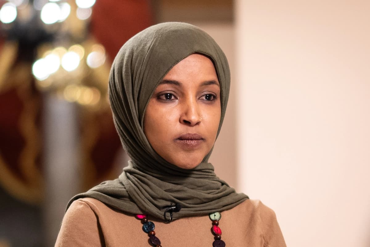 La diputada Ilhan Omar (D-Minn.) se prepara para una entrevista televisiva en el Capitolio, en Washington, el 7 de enero de 2026. (Madalina Kilroy/The Epoch Times)