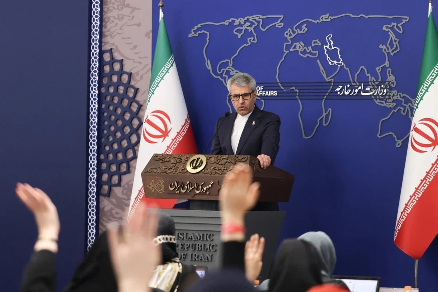 El portavoz del Ministerio de Relaciones Exteriores de Irán, Esmail Baghaei, durante una conferencia de prensa semanal celebrada en el Ministerio de Relaciones Exteriores, en la capital, Teherán, el 10 de febrero de 2026. (Atta Kenare/AFP vía Getty Images).