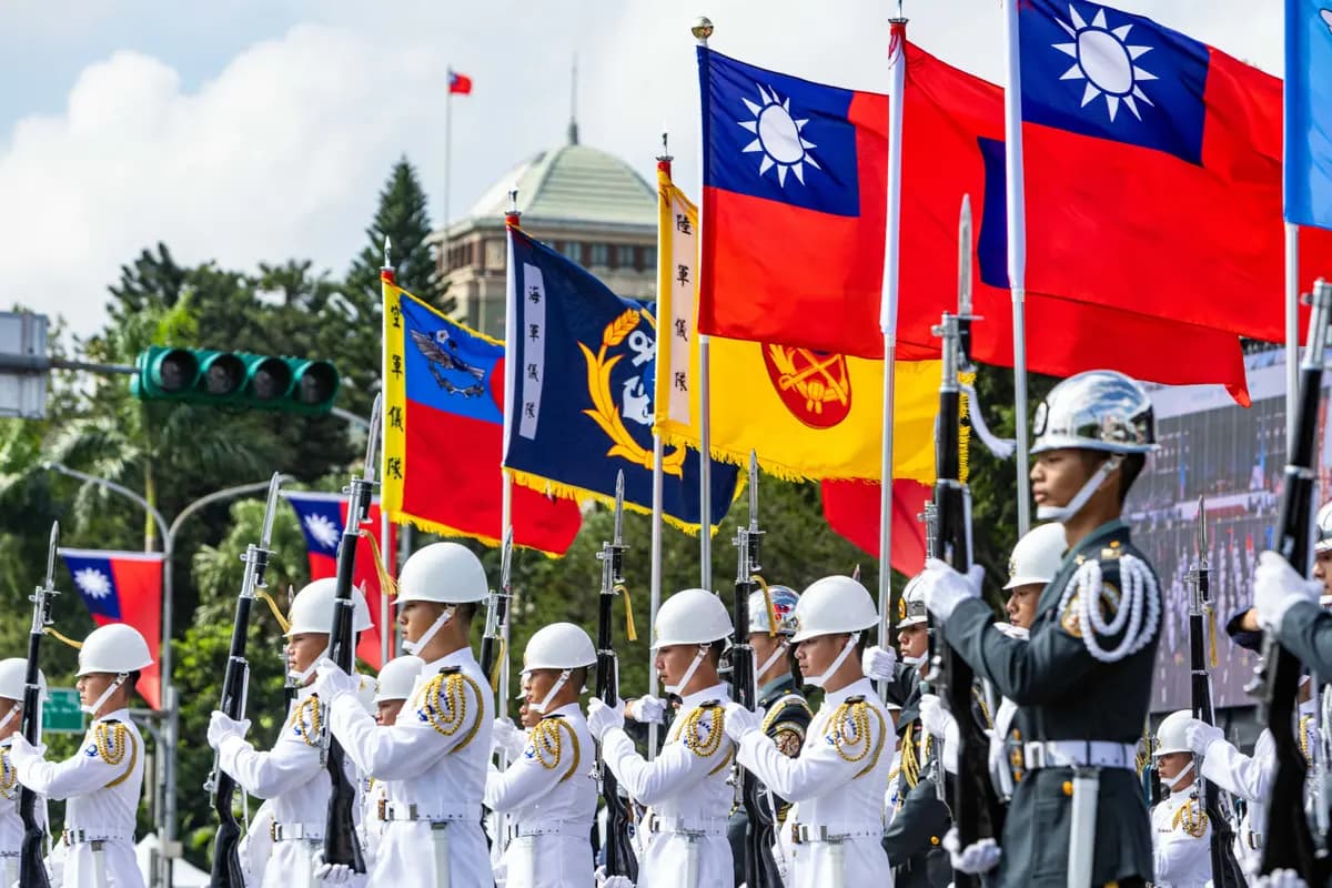 Miembros de la Guardia de Honor Conjunta de las Fuerzas Armadas de Taiwán frente al edificio de la Oficina Presidencial durante las celebraciones del Día Nacional en Taipéi, Taiwán, el 10 de octubre de 2026. (Cheng Chia Huang/Getty Images).