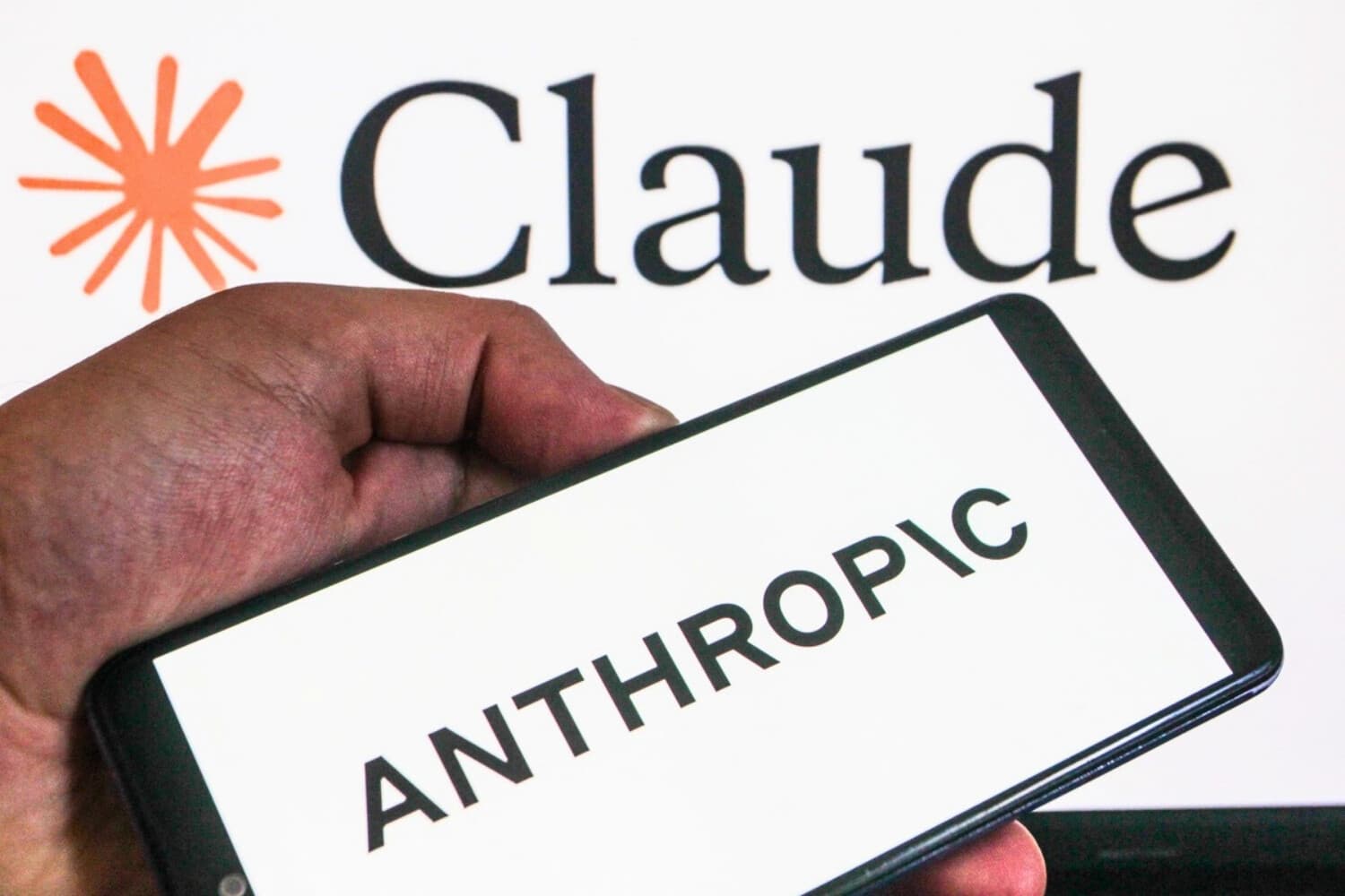 Los logotipos de la empresa de inteligencia artificial Anthropic y de su asistente de IA Claude. (Imen Ben Youssef / Hans Lucas / AFP vía Getty Images).


