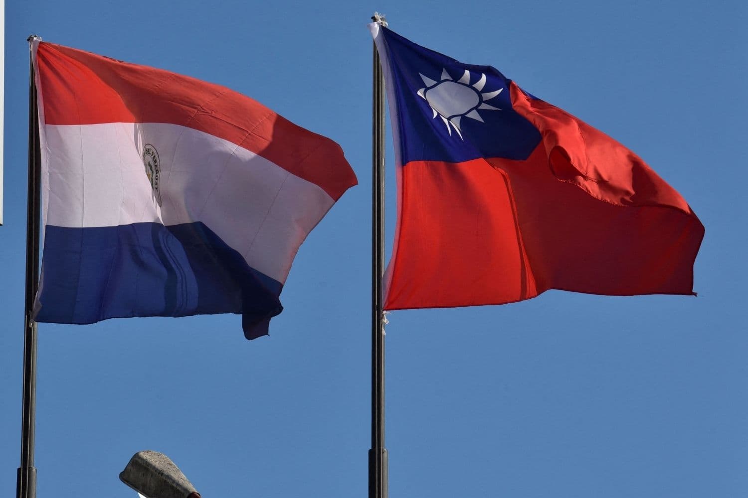 Bandera de Paraguay y Taiwan. (NORBERTO DUARTE/AFP via Getty Images)