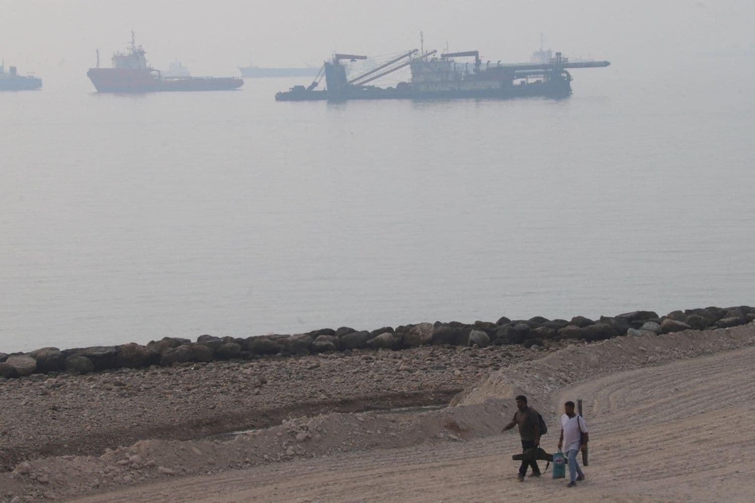 Embarcaciones en el estrecho de Ormuz, cerca de la playa de Bandar Abbas, Irán, el 6 de octubre de 2026. (Amirhosein Khorgooi/ISNA/WANA vía Reuters)
