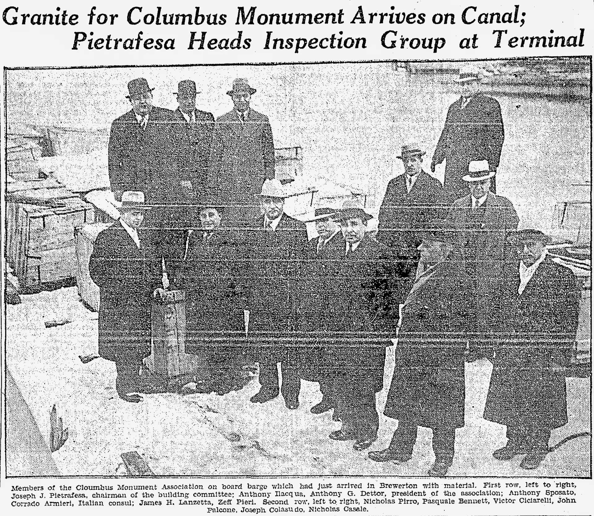 Trece hombres, entre ellos el padre y el abuelo de los entrevistados Nick Pirro y Anthony Ilacqua, aparecen de pie sobre una barcaza en un canal de Brewerton, cerca de Syracuse, Nueva York, en esta fotografía de un recorte de periódico de 1933. Los hombres daban la bienvenida a la llegada de toneladas de granito rosa procedente de Italia que formarían el pedestal y la base de la estatua de Cristóbal Colón de la ciudad. (Cortesía de Anthony Ilacqua).