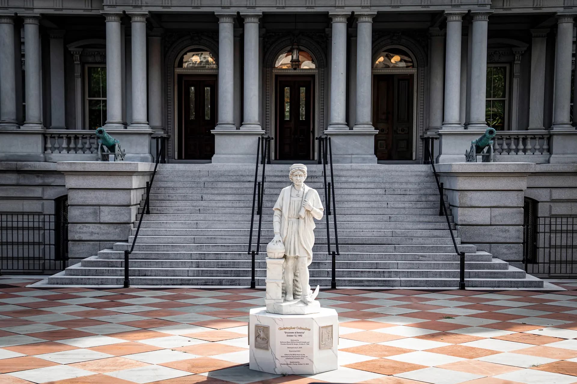 Estatua de Cristóbal Colón frente al Edificio de Oficinas Ejecutivas Eisenhower en Washington, el 30 de septiembre de 2026. (Madalina Kilroy/The Epoch Times)