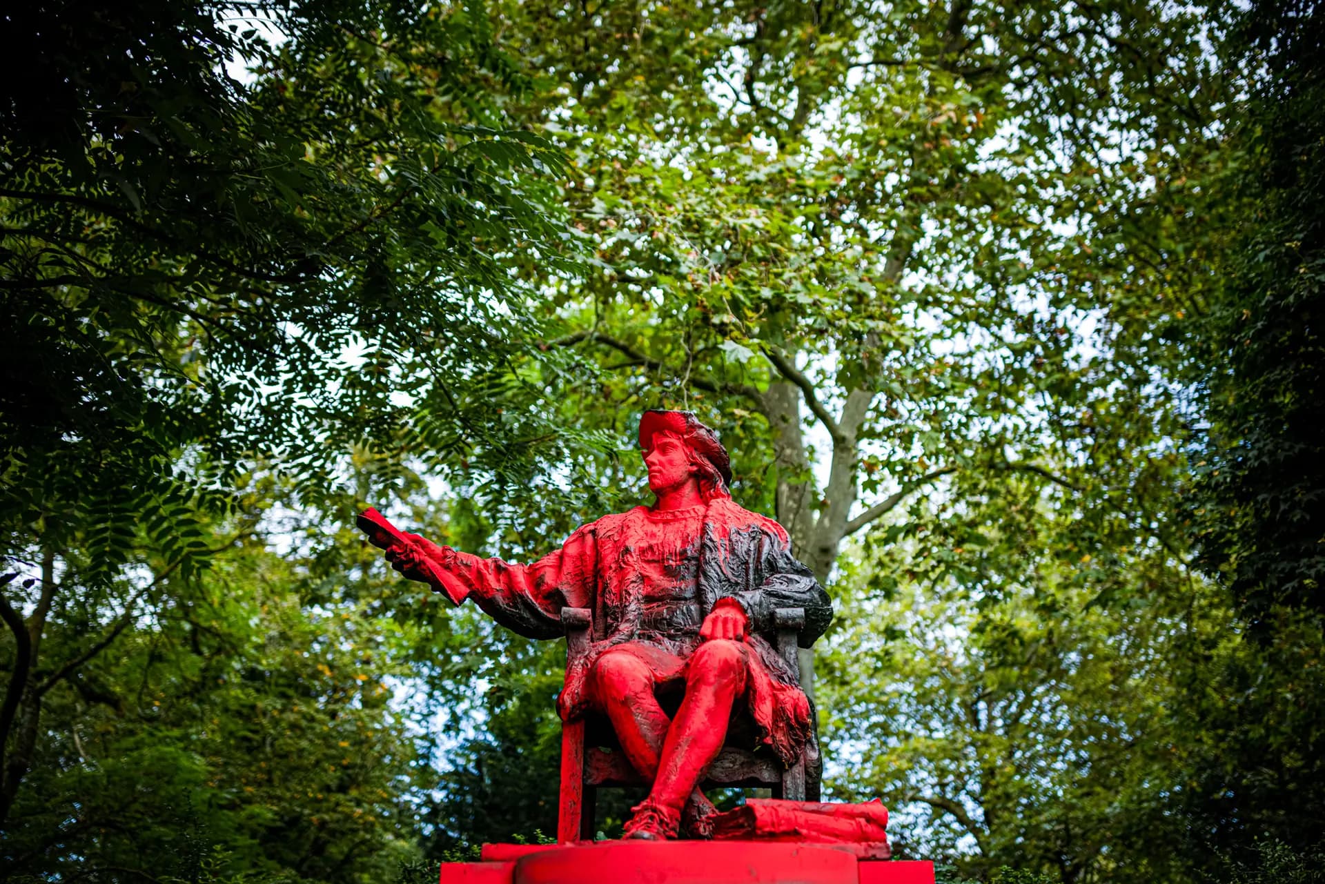 Una estatua de Cristóbal Colón en el distrito de Belgravia, Londres, fue cubierta de pintura roja el 12 de octubre de 2021. De ser aclamado como explorador y héroe, Colón ahora enfrenta el desprecio de quienes lo ven como un invasor con un legado vergonzoso. (Rob Pinney/Getty Images)