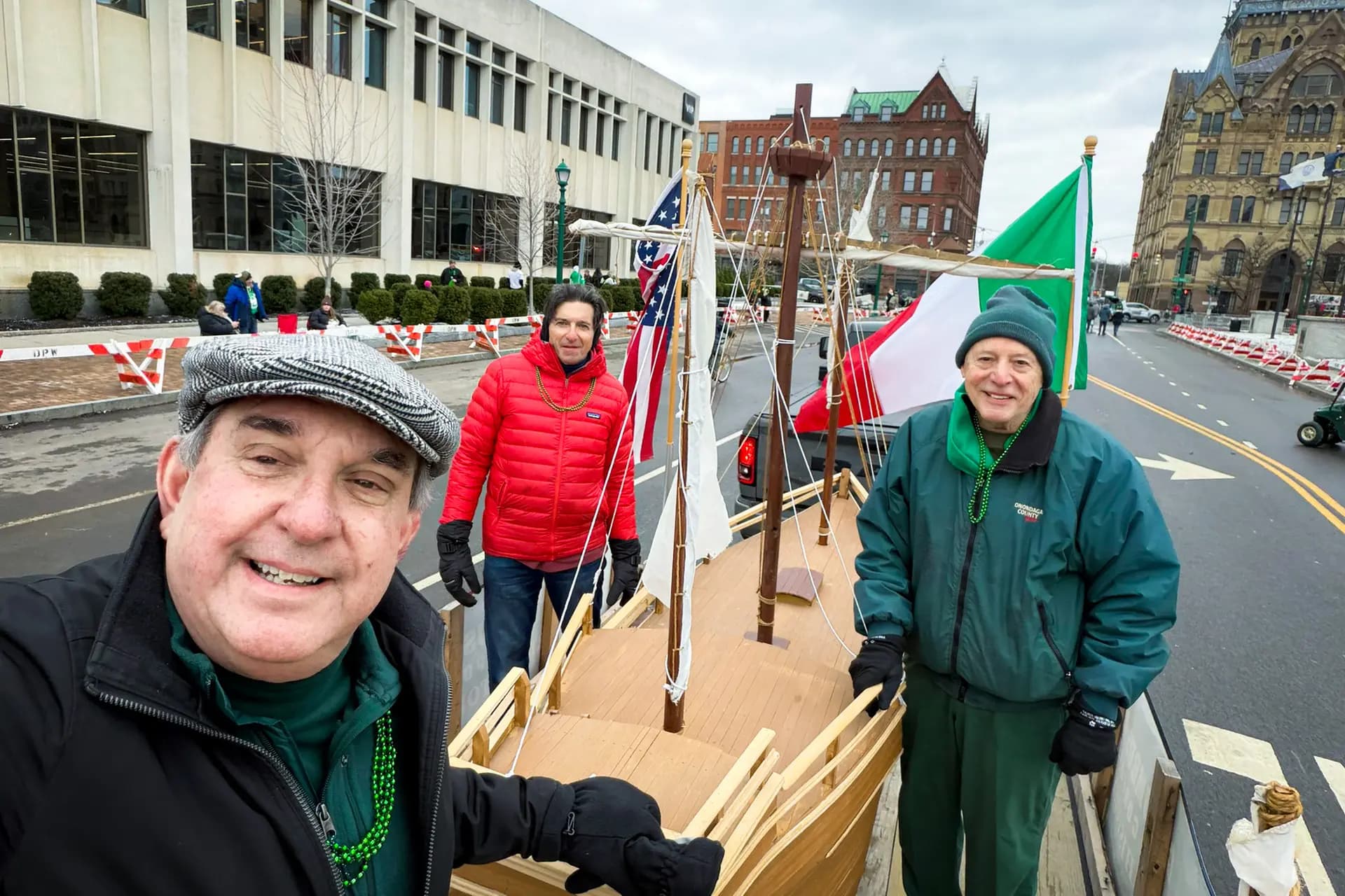 Los miembros de la junta directiva de Columbus Monument Corp. (de izquierda a derecha), Anthony Ilacqua, Richard Pietrafesa y Nick Pirro, posan junto a una maqueta del barco de Cristóbal Colón durante el desfile del Día de San Patricio en Syracuse, Nueva York, el 14 de marzo de 2026. (Cortesía de Anthony Ilacqua).
