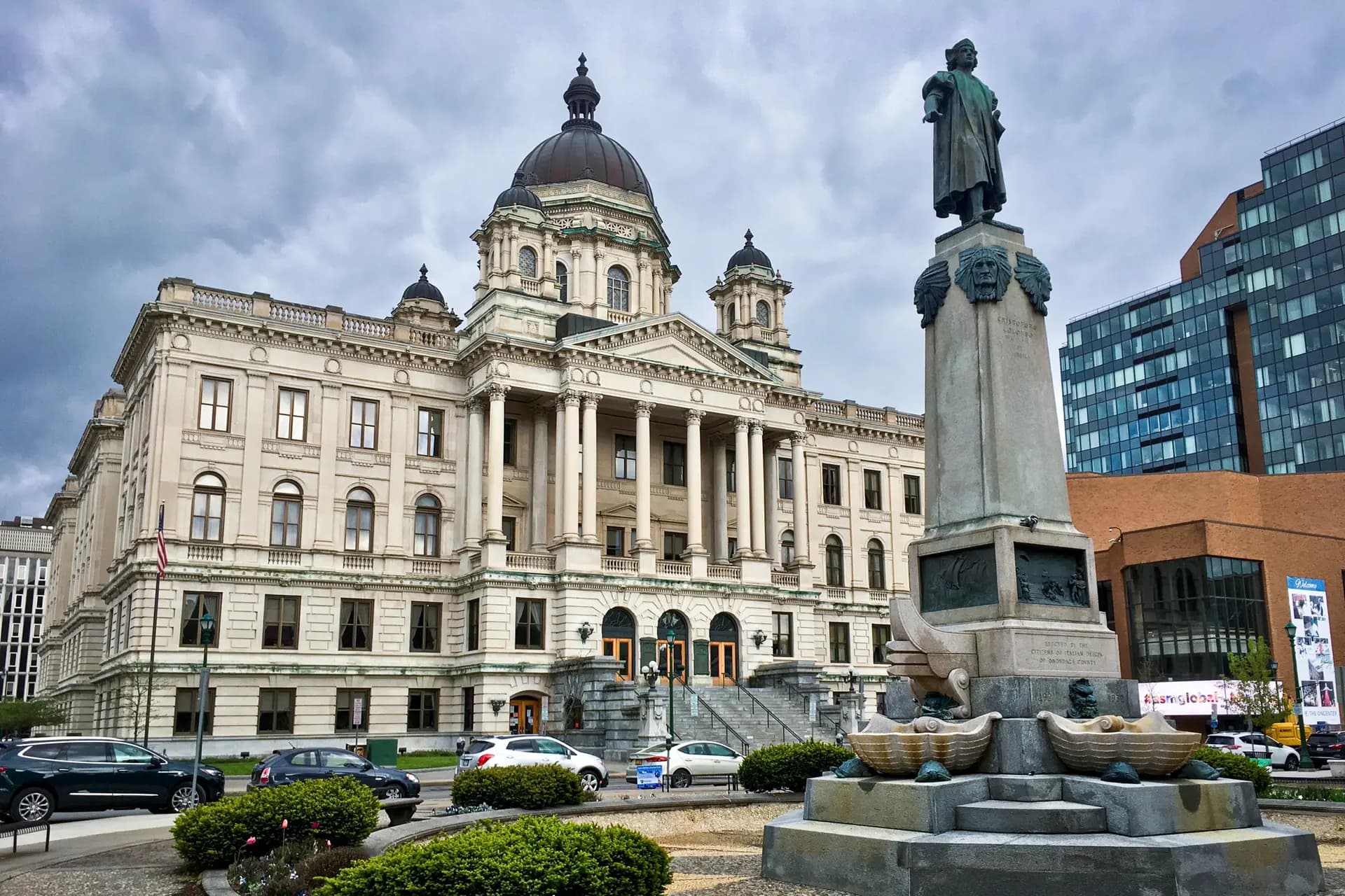 El Palacio de Justicia del Condado de Onondaga y el Monumento a Colón en Syracuse, Nueva York, el 9 de abril de 2024. El destino del Monumento a Colón de la ciudad permanece en el aire, ya que la campaña para conservarlo se enfrenta al movimiento para reemplazarlo, liderado por nativos americanos. (Andre Carrotflower/CC BY-SA 4.0)