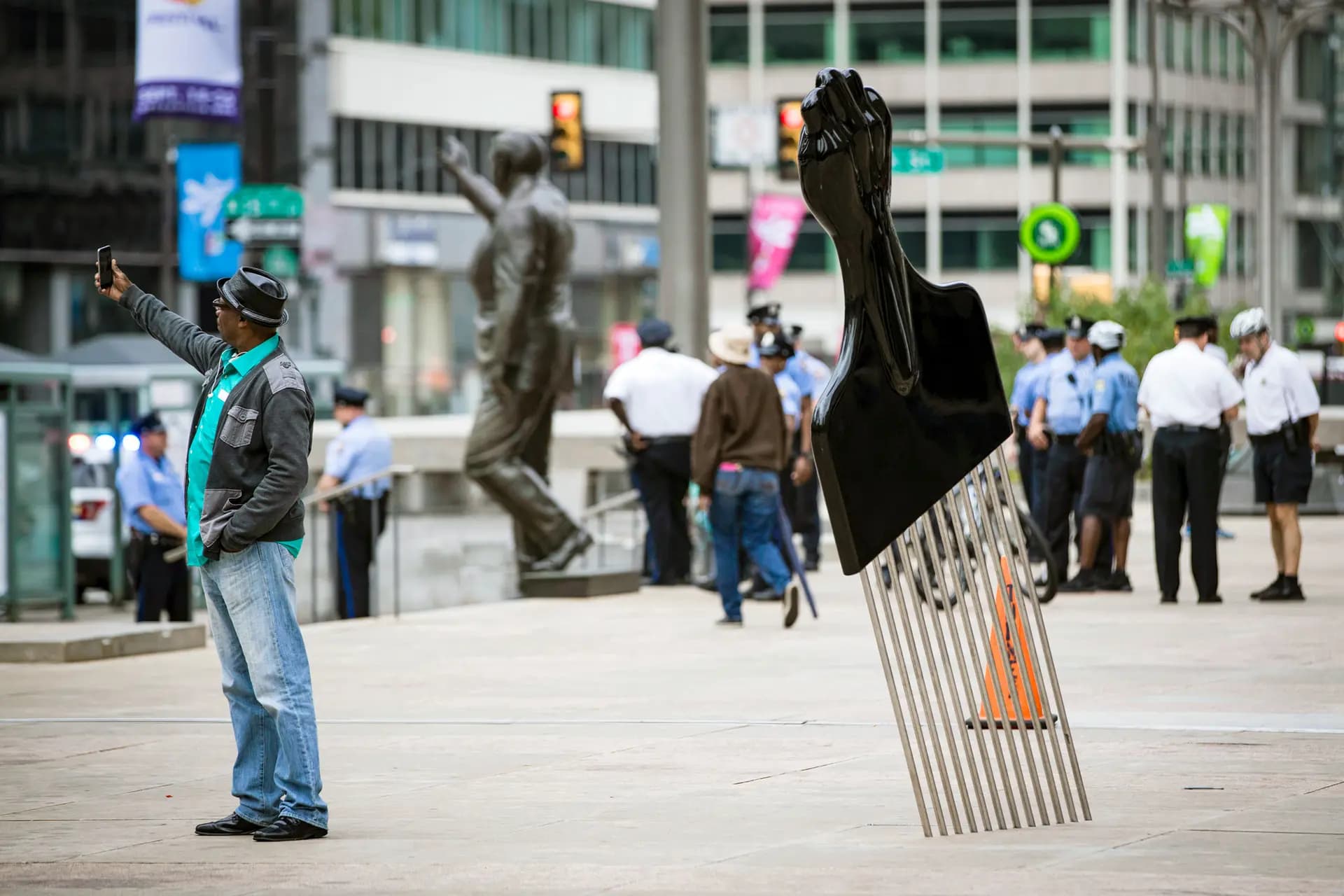 Un hombre se toma una selfie con la escultura "Todo el poder para todos" de Hank Willis Thomas en Filadelfia el 14 de septiembre de 2017. La escultura formaba parte de una iniciativa de Monument Lab, un grupo con sede en Filadelfia que recibió una subvención de 4 millones de dólares de la Fundación Andrew W. Mellon para "reimaginar" la forma en que se narra la historia en los espacios públicos. (Matt Rourke/AP Photo/Archivo).