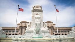 Estatuas de Colón se convierten en blanco de ataques en todo EE. UU.: Italoamericanos contraatacan