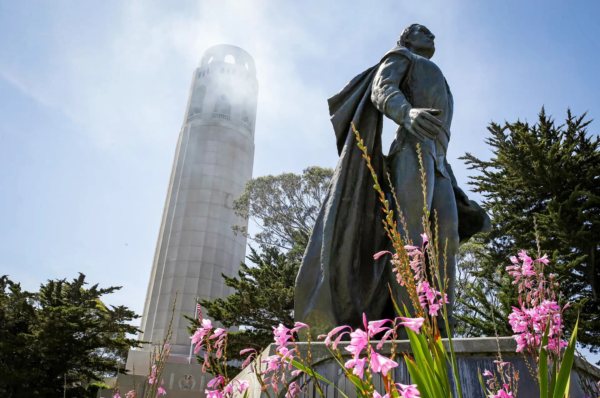 Una estatua de Cristóbal Colón se alza bajo la Torre Coit en San Francisco el 14 de mayo de 2014. Pocos años después, la estatua, al igual que muchas otras en Estados Unidos, fue vandalizada: La cubrieron con pintura roja y escribieron mensajes como "Destruyan todos los monumentos al genocidio" y "Maten a todos los colonizadores" en su base de hormigón. (Foto AP/Archivo)