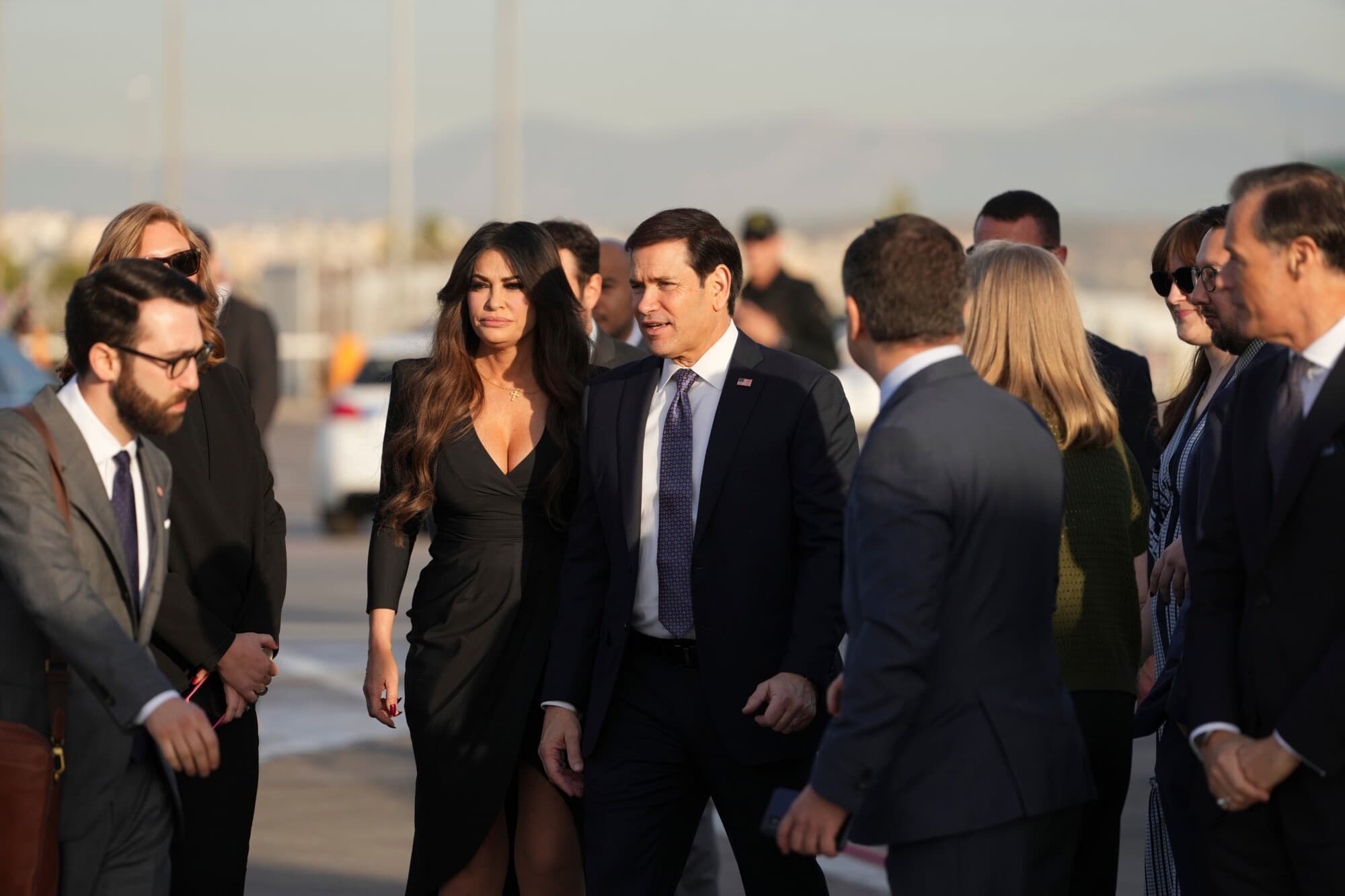 El secretario de Estado de EE. UU., Marco Rubio (centro), y la embajadora en Grecia, Kimberly Guilfoyle (centro izquierda), en el aeropuerto de Atenas, antes de la partida de Rubio, el 8 de octubre de 2026. (AP/Mark Schiefelbein, Pool).