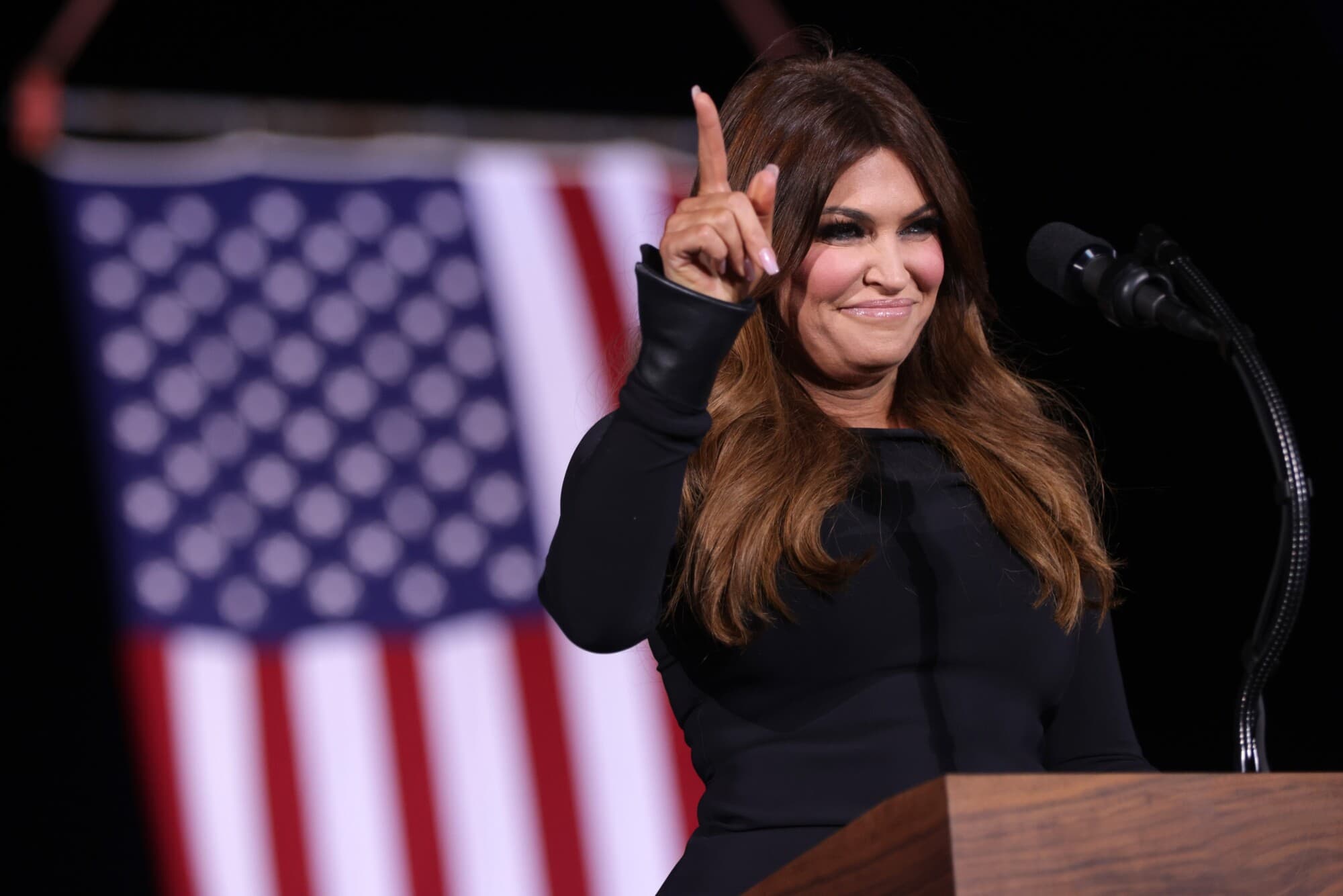 Kimberly Guilfoyle habla durante un mitin del Comité Nacional Republicano en Dalton, Georgia, el 4 de enero de 2021. Guilfoyle afirma que el donante Eric Deters le debía 150.000 dólares por discursos y otros trabajos. Ella negó las recientes acusaciones de The Wall Street Journal. (Alex Wong/Getty Images).