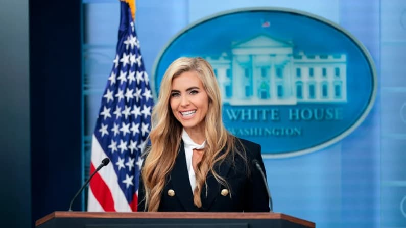 Katie Zacharia da su primera rueda de prensa como secretaria de prensa de la Casa Blanca