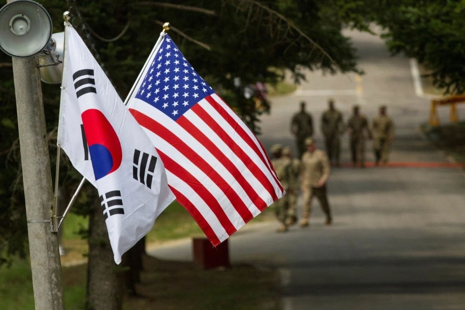 Las banderas de Corea del Sur y Estados Unidos ondean en Yongin, Corea del Sur, el 23 de agosto de 2016. (Ken Scar/Ejército de EE. UU./Imagen cedida vía Reuters)
