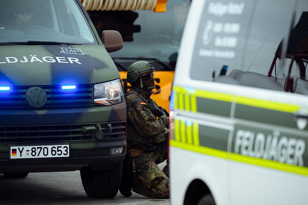 Un soldado de la unidad de policía militar FELDJÄGER el 24 de septiembre de 2026 en Hamburgo, Alemania. (Gregor Fischer/Getty Images)