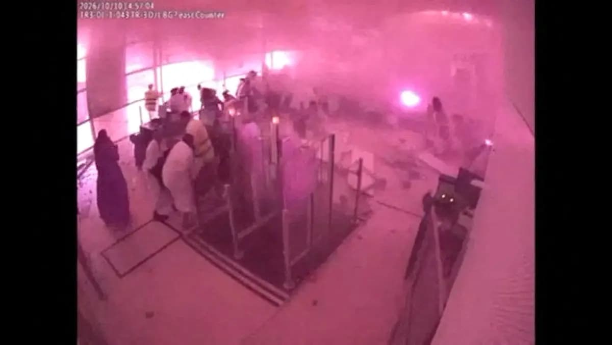 <em>Las imágenes de vigilancia muestran humo y fuego mientras la gente reacciona en el momento de un ataque en el Aeropuerto Internacional Rey Khalid en Riad, Arabia Saudita, el 10 de octubre de 2026. (Ministerio de Medios de Comunicación de Arabia Saudita/Reuters).</em>