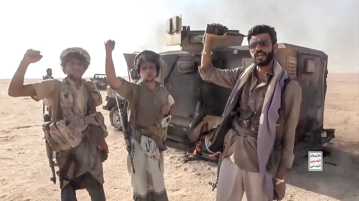 <em>Combatientes hutíes alineados con Irán posan junto a un vehículo destruido tras lo que la fuente describió como un ataque contra fuerzas respaldadas por Arabia Saudí en la localidad indicada por la fuente como la gobernación de Al Jawf, Yemen, en esta captura de pantalla tomada de un video publicado por los Medios Militares Hutíes el 15 de septiembre de 2026. (Medios Militares Hutíes/Reuters).</em>