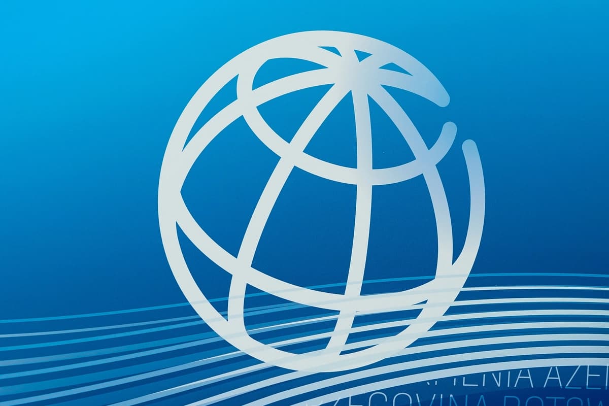El logotipo del Banco Mundial se puede ver en las Reuniones de Primavera de 2023 del Grupo del Banco Mundial y el Fondo Monetario Internacional en Washington el 13 de abril de 2023. (Elizabeth Frantz/Reuters).